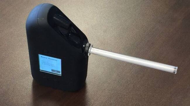 El alcoholímetro digital está conectado a la red de celulares, a internet y al sistema de localización GPS.. Foto: BBC Mundo