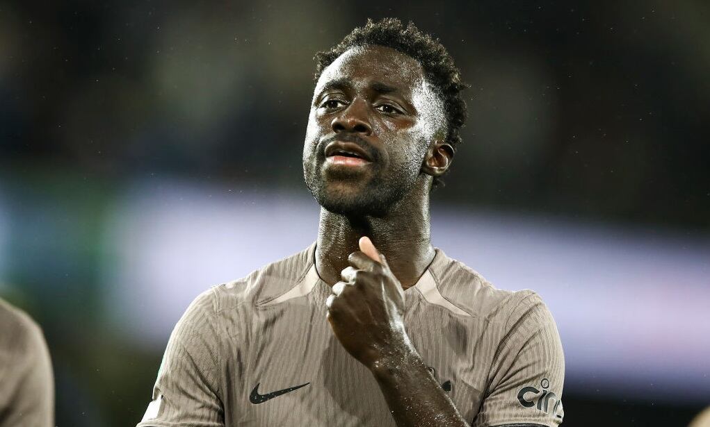 Davinson Sánchez durante el partido entre Fulham y Tottenham por la Carabao Cup (Photo by Tom West/MI News/NurPhoto via Getty Images)