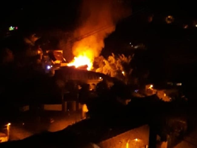 El incendio se presentó en el sector El Cementerio, zona urbana del municipio de Aranzazu. Foto: Redacción W Radio