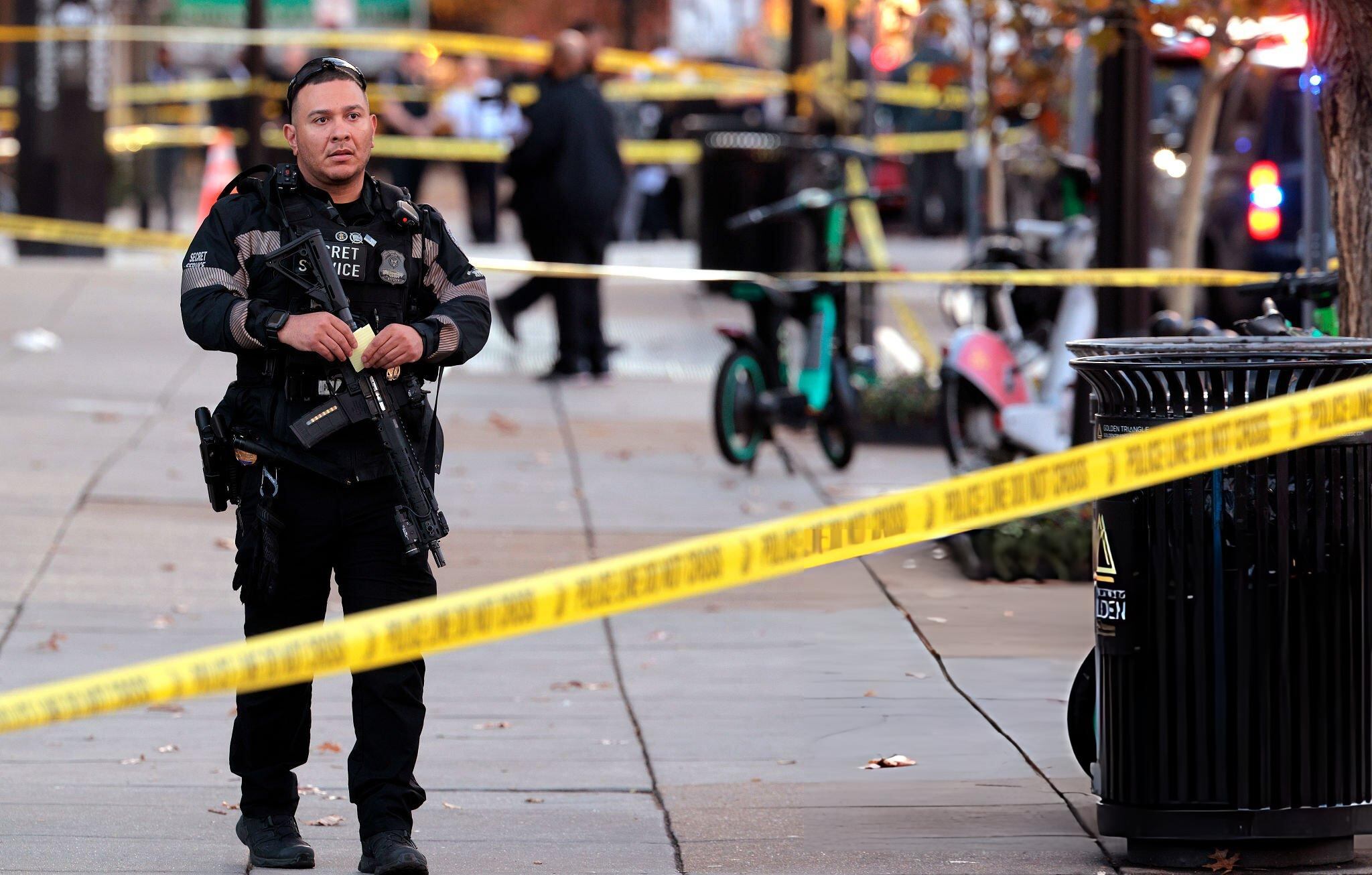Miembros del Servicio Secreto de Estados Unidos responden a un tiroteo cerca de la Casa Blanca el 26 de noviembre de 2025 en Washington D. C.. FOTO:  Chip Somodevilla/Getty Images