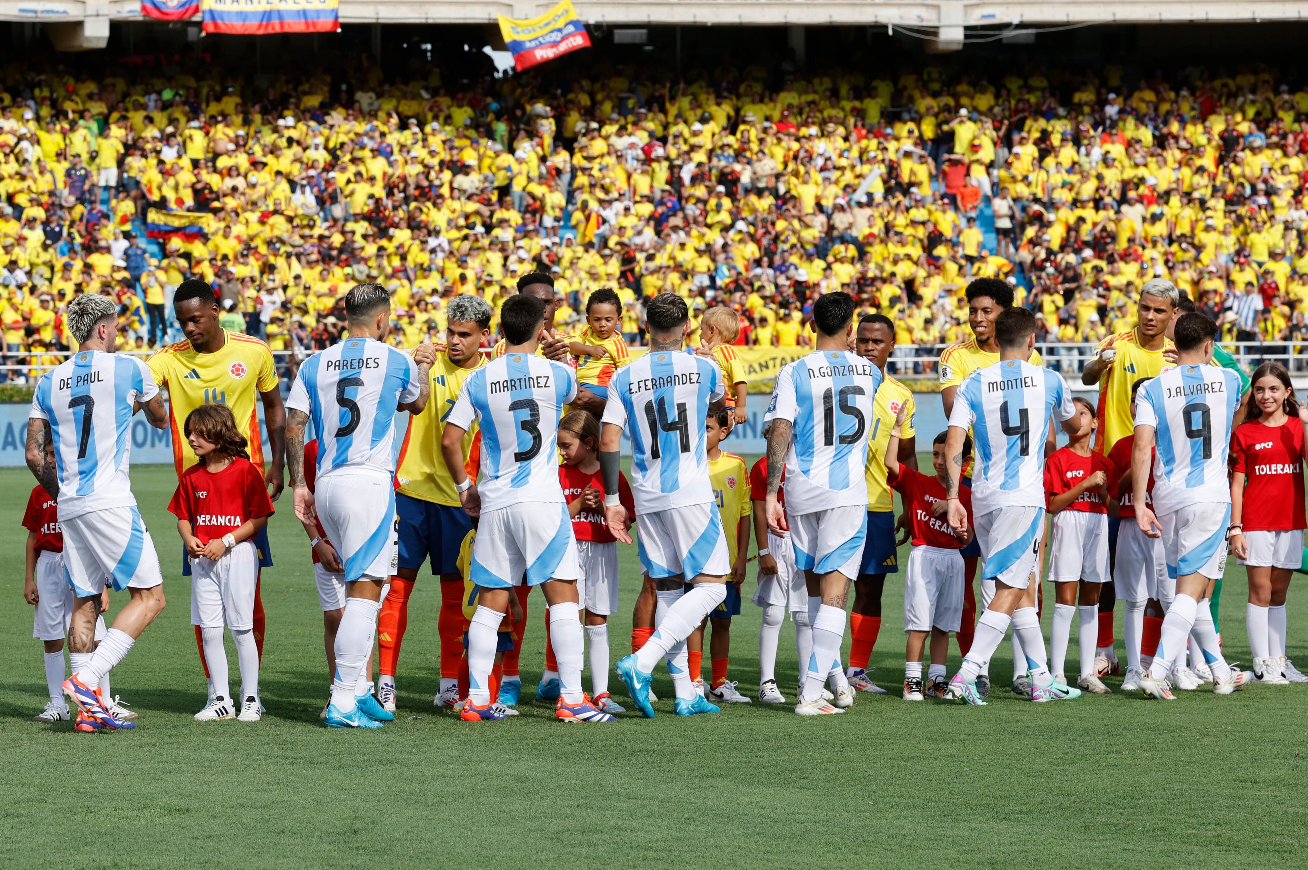 AMDEP6659. BARRANQUILLA (COLOMBIA), 10/09/2024.- Jugadores de Argentina y de Colombia se saludan este martes, en un partido de las eliminatorias sudamericanas para el Mundial de 2026 entre Colombia y Argentina en el estadio Metropolitano en Barranquilla (Colombia). EFE/ Mauricio Dueñas Castañeda