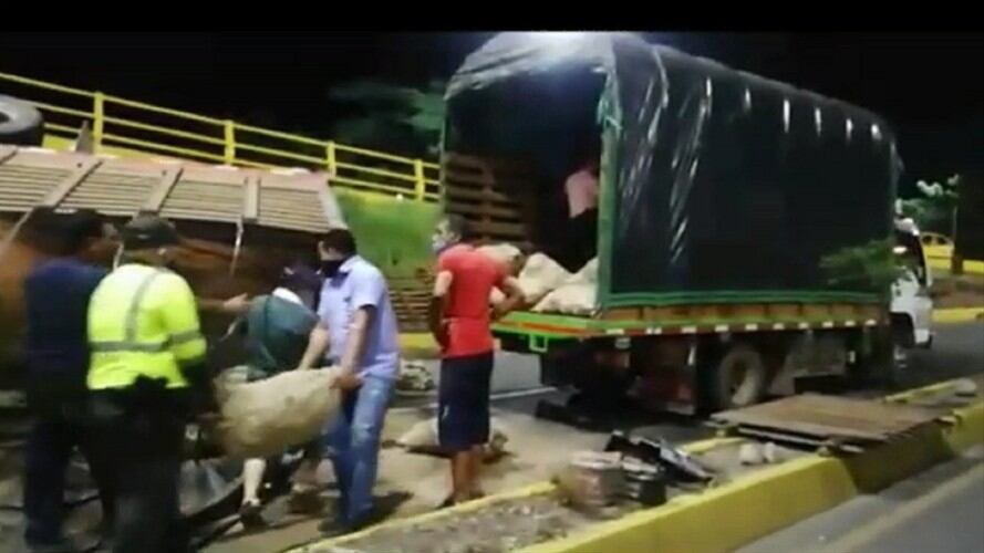 Cucuteños ayudan a conductor de camión que se accidentó y evitan saqueo de la mercancía. Foto: Cortesía
