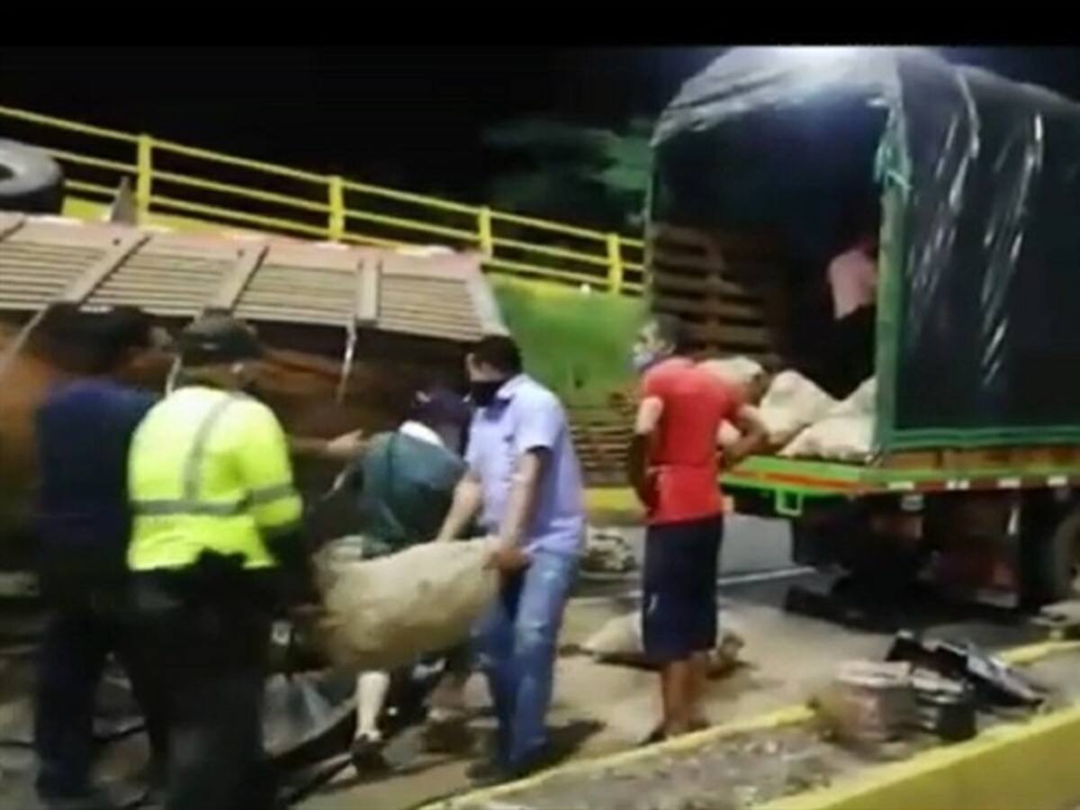 Cucuteños ayudan a conductor de camión y evitan saqueo de la mercancía