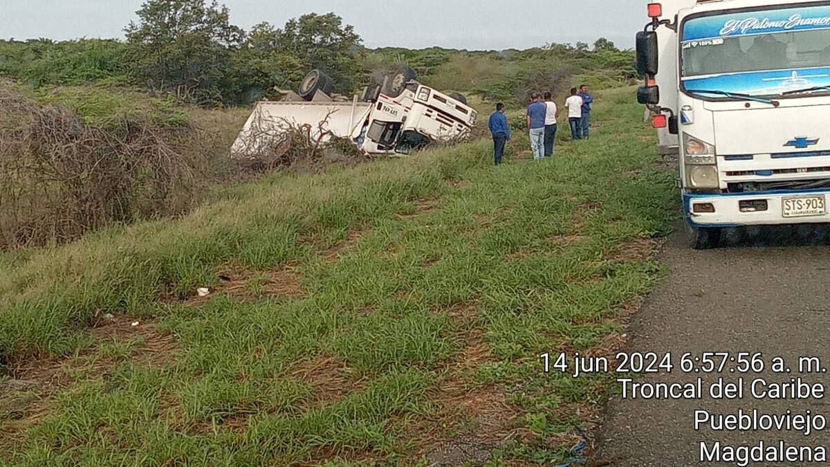 Un camión se volcó en Tasajera, Magdalena: la Policía evitó que fuera saqueado
