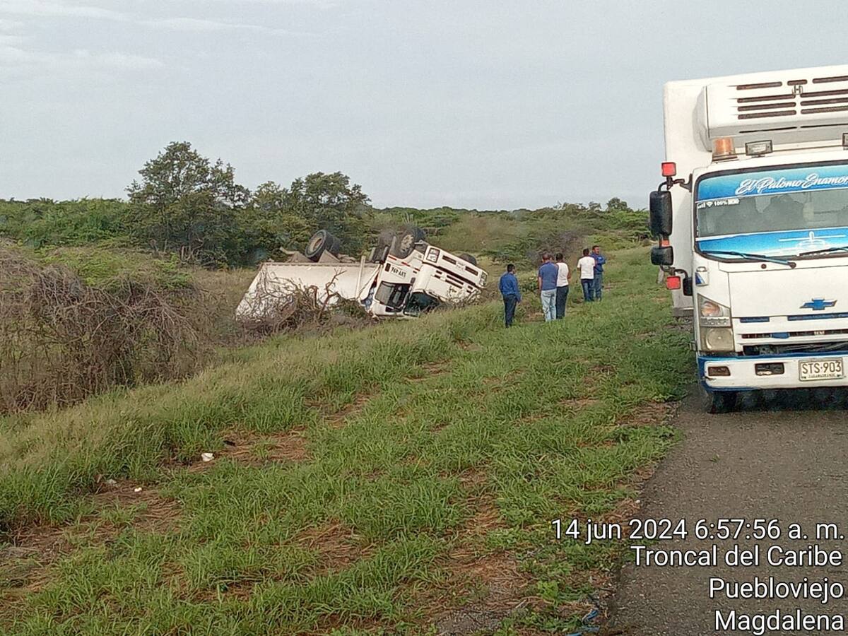 Un camión se volcó en Tasajera, Magdalena: la Policía evitó que fuera saqueado