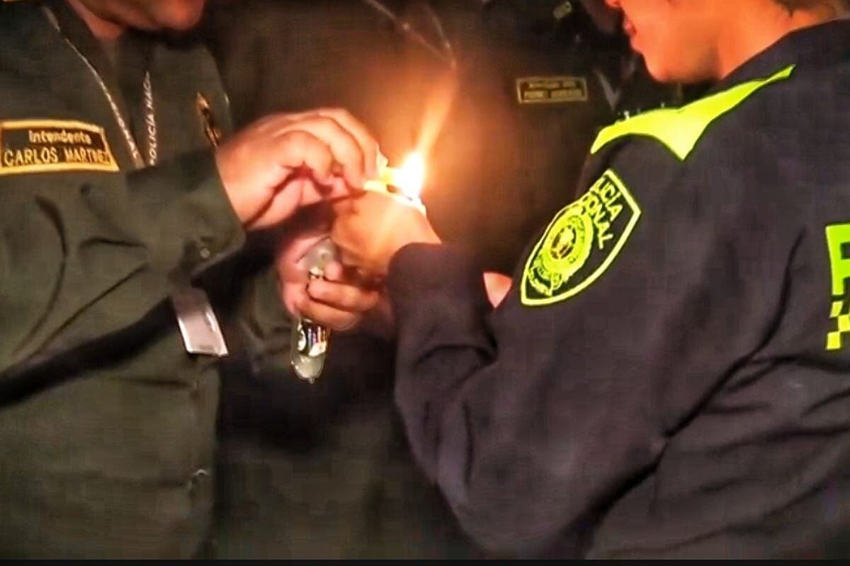 en las instalaciones del Comando de Policía Cauca y en la Estación de El Bordo, Patía se realizó una velatón en rechazo al asesinato del subintendente Medel Muñoz Medina oriundo de Barranquilla. Crédito: Policía Cauca.