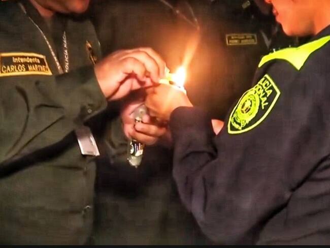 en las instalaciones del Comando de Policía Cauca y en la Estación de El Bordo, Patía se realizó una velatón en rechazo al asesinato del subintendente Medel Muñoz Medina oriundo de Barranquilla. Crédito: Policía Cauca.