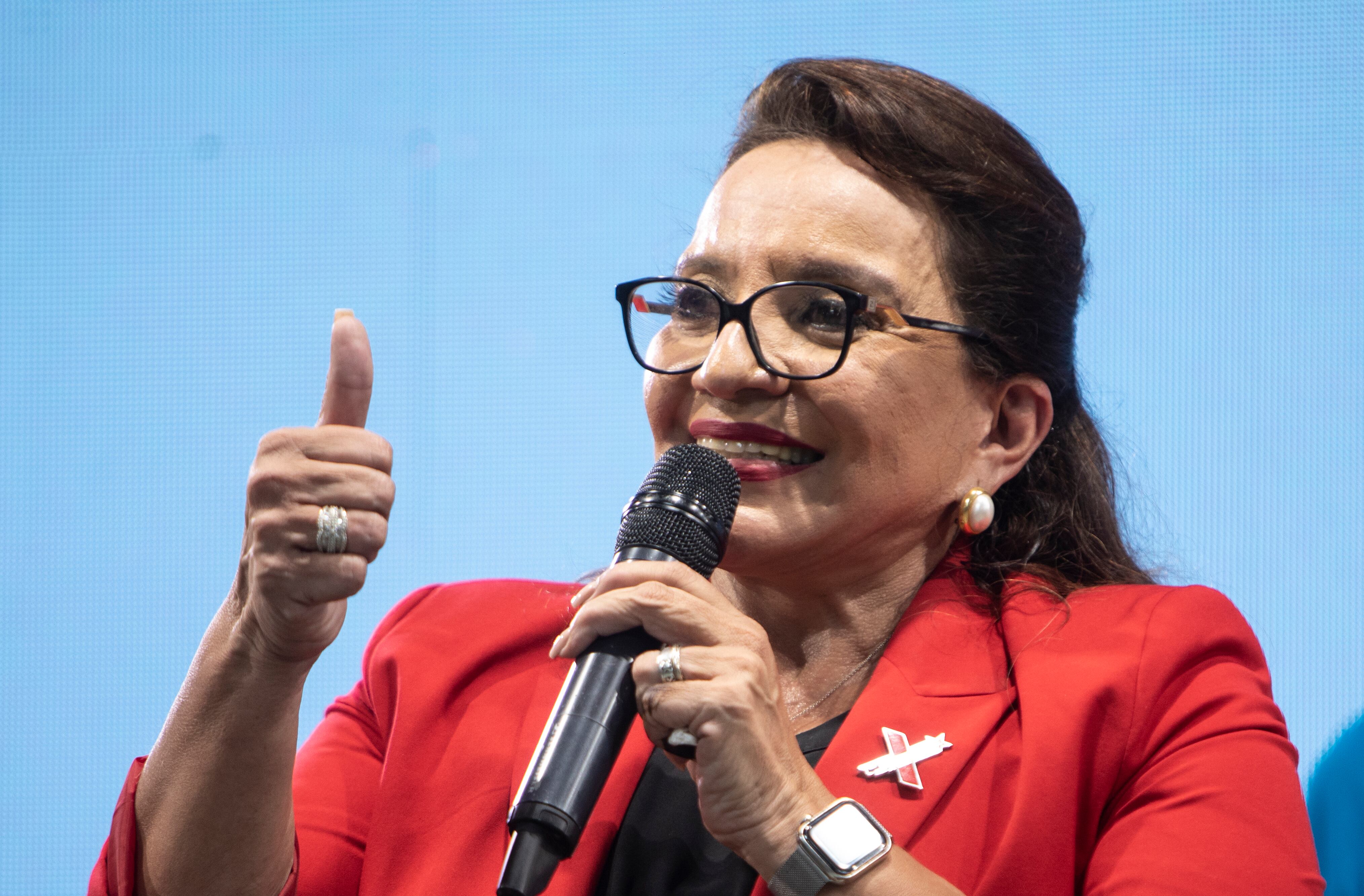 TEGUCIGALPA, HONDURAS - NOVEMBER 28: Xiomara Castro, Presidential Candidate of the Libertad y Refundacion (Libre) Party, celebrates during general elections on November 28, 2021 in Tegucigalpa, Honduras. (Photo by Inti Ocon/Getty Images)