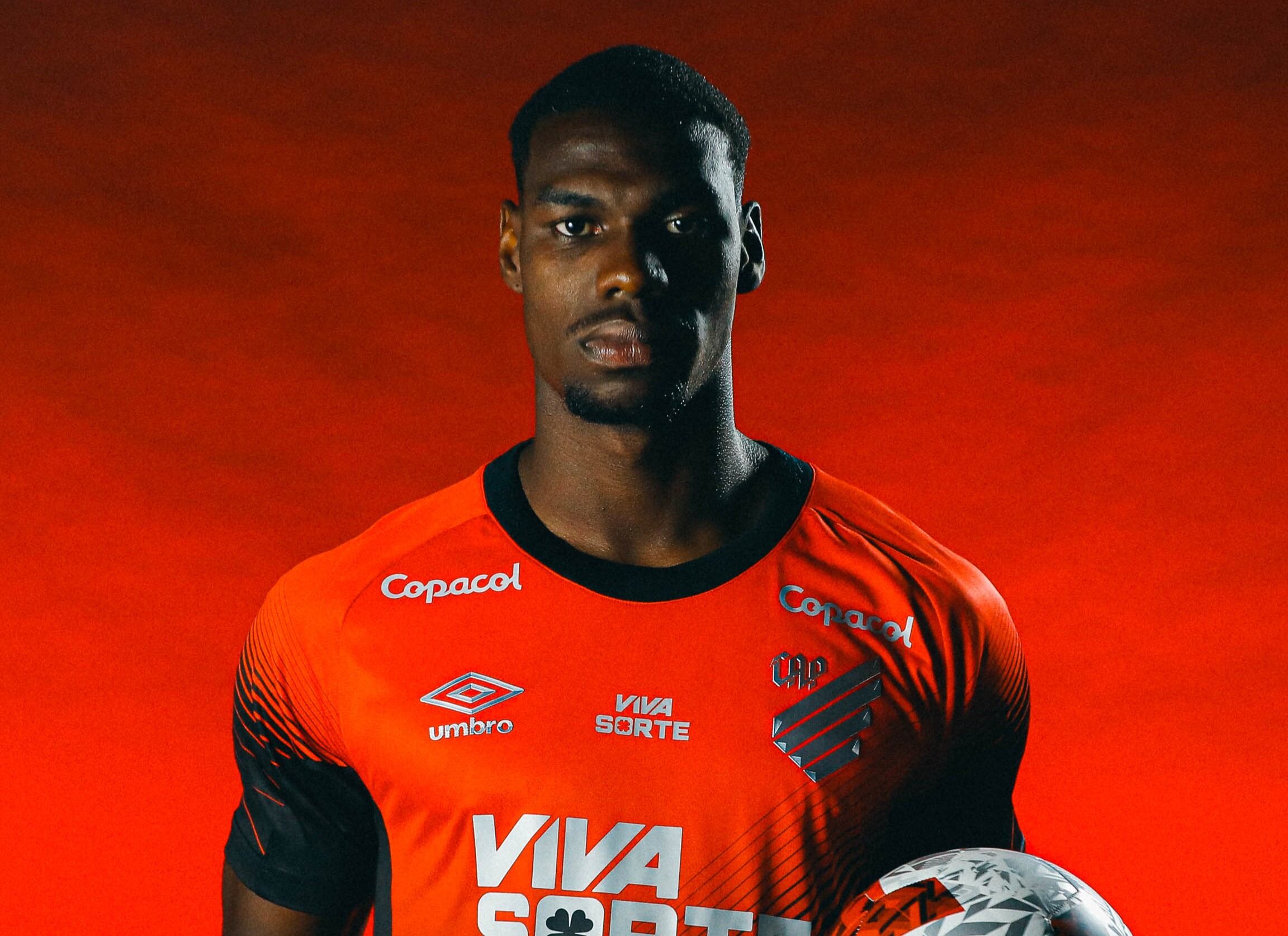 Carlos Terán posa con la camiseta del Atlético Paranense. FOTO: Athletico Paranaense/X