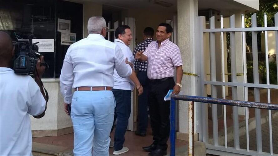 Manolo Duque se entrega a la Fiscalía. Foto: Cortesía