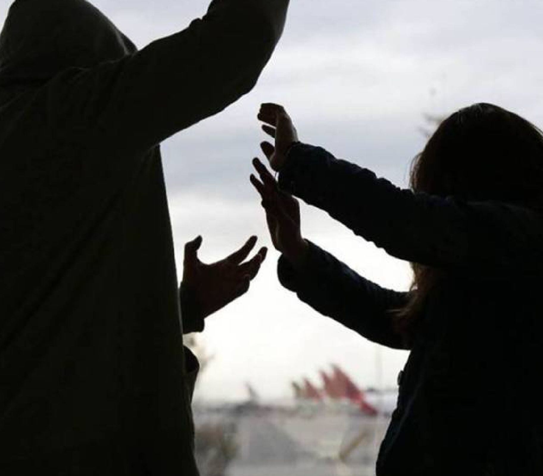 Imagen referencia de una mujer siendo atacada/ Colprensa