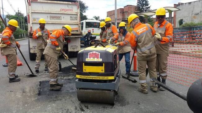 En Medellín se incrementa el parcheo de huecos. Foto: Publirreportaje