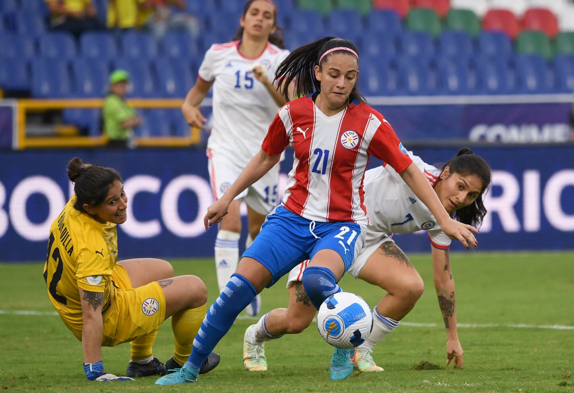 Maria Martinez y Yenny Acuna en el juego entre Paraguay y Chile de la Copa América Femenina 2022 (Photo by Juan BARRETO / AFP) (Photo by JUAN BARRETO/AFP via Getty Images)