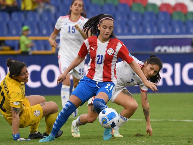 Maria Martinez y Yenny Acuna en el juego entre Paraguay y Chile de la Copa América Femenina 2022 (Photo by Juan BARRETO / AFP) (Photo by JUAN BARRETO/AFP via Getty Images)