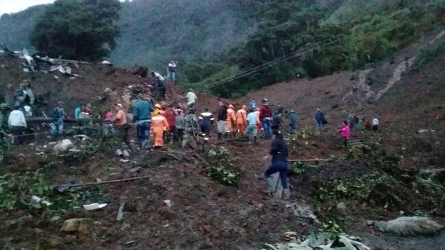 Organismos de socorro y la Fuerza Pública trabajan para rescatar a las personas que quedaron sepultadas por un gigantesco deslizamiento que se registró en la madrugada de este domingo. Foto: Gestión del Riesgo