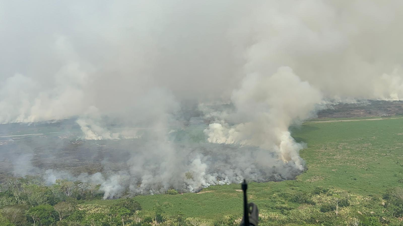 No se ha podido controlar voraz incendio que se registra en Barrancabermeja, Santander. Foto: Quinta Brigada
