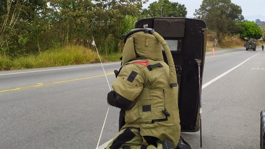El Ejército informó que los dos cilindros habían sido cargados con cerca de 40 kilogramos de explosivos de fabricación improvisada. . Foto: Ejército Nacional
