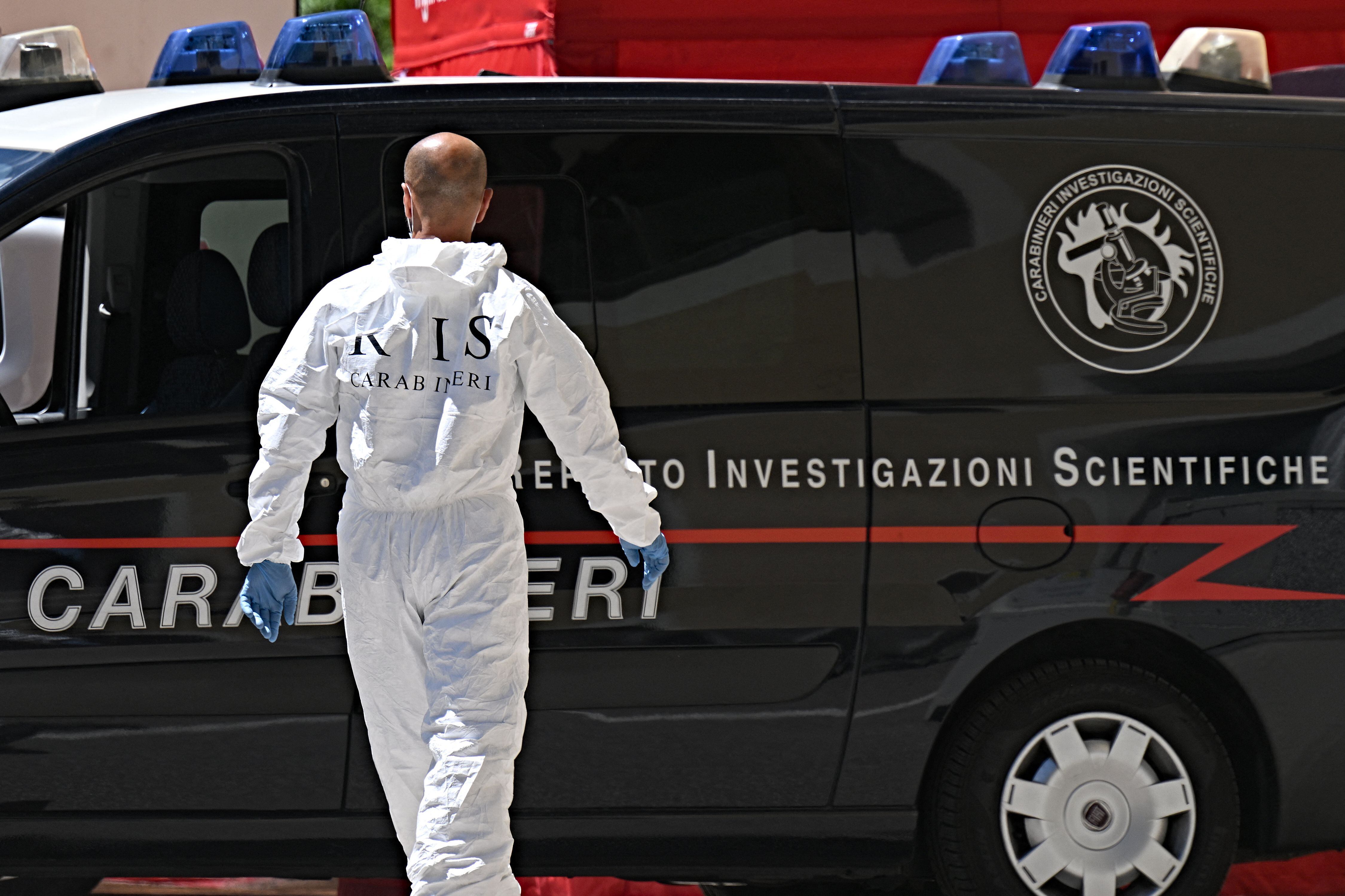 Un oficial del Departamento de Investigación Científica trabajando en labores de rescate tras el derrumbe| Foto: Tiziana Fabi - Getty