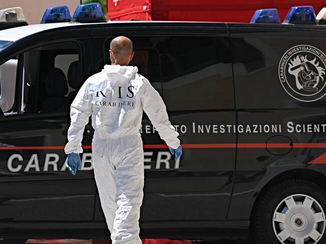 Un oficial del Departamento de Investigación Científica trabajando en labores de rescate tras el derrumbe| Foto: Tiziana Fabi - Getty