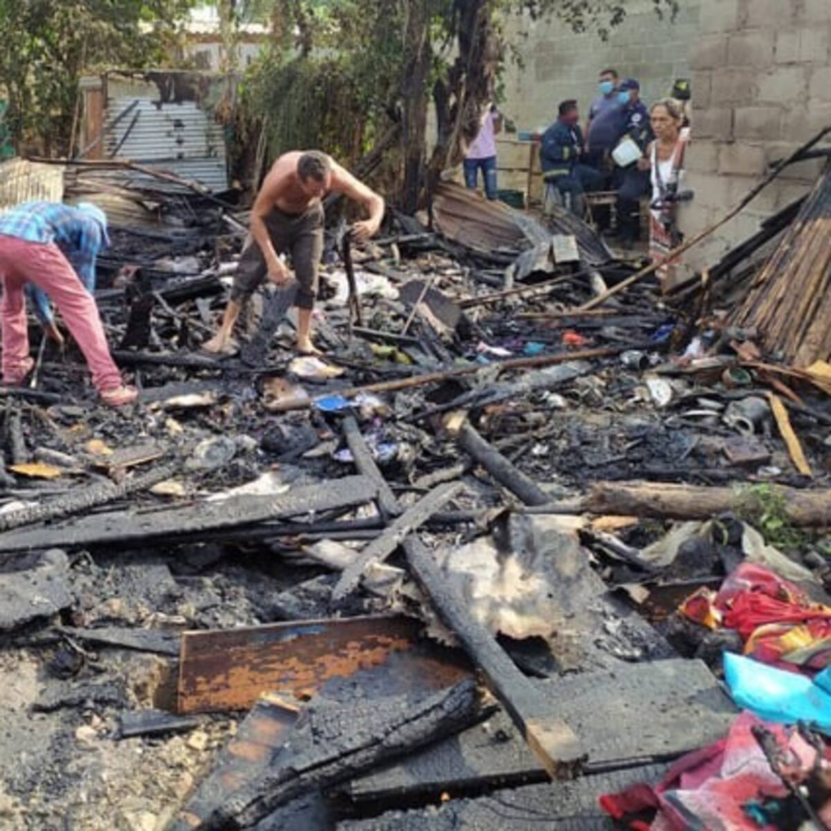 Incendio consumió tres viviendas en el barrio El Poblado, en Ciénaga, Magdalena