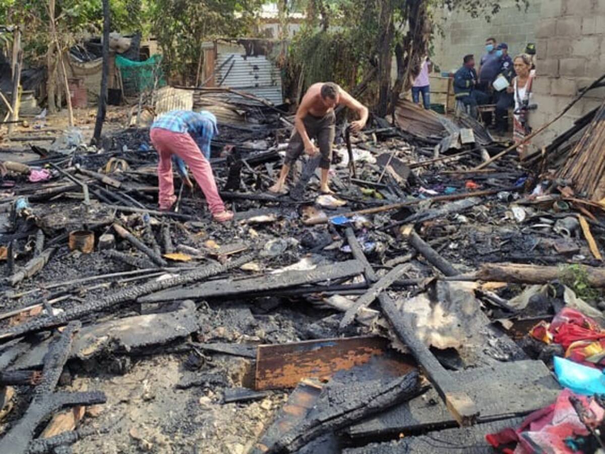 Incendio consumió tres viviendas en el barrio El Poblado, en Ciénaga, Magdalena