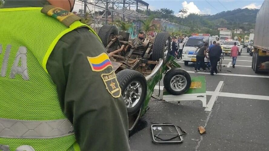 Fuerte accidente en la vía Chinchiná, Santa Rosa . Foto: Tomada del Facebook de Bomberos Santa Rosa de Cabal.