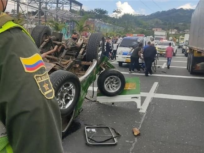 Fuerte accidente en la vía Chinchiná, Santa Rosa . Foto: Tomada del Facebook de Bomberos Santa Rosa de Cabal.