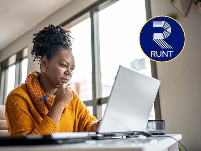 Mujer usando un computador para hacer diferentes consultas. En el círculo, logo del Registro Único Nacional de Tránsito, RUNT. (Fotos vía GettyImages y redes sociales)