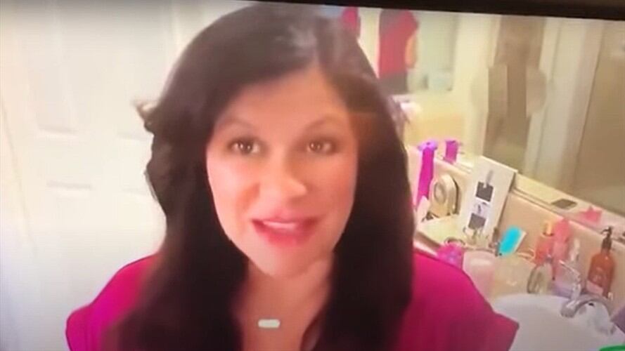 La mujer estaba haciendo un informe sobre cómo peinarse durante la cuarentena y no se percató que la cámara captó a su esposo mientras se bañaba.. Foto: Captura de Pantalla