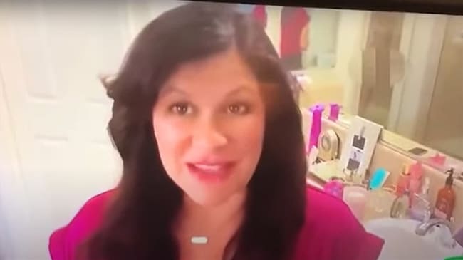 La mujer estaba haciendo un informe sobre cómo peinarse durante la cuarentena y no se percató que la cámara captó a su esposo mientras se bañaba.. Foto: Captura de Pantalla