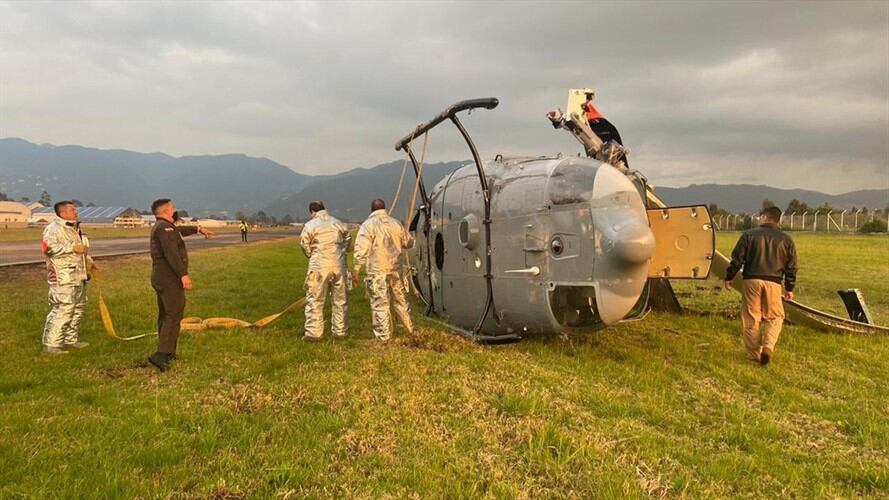 La Armada Nacional confirmó que una de sus aeronaves que realizaban entrenamiento militar presentó inconvenientes y se accidentó en Guaymaral. Foto: @OmarJaimesRueda en Twitter