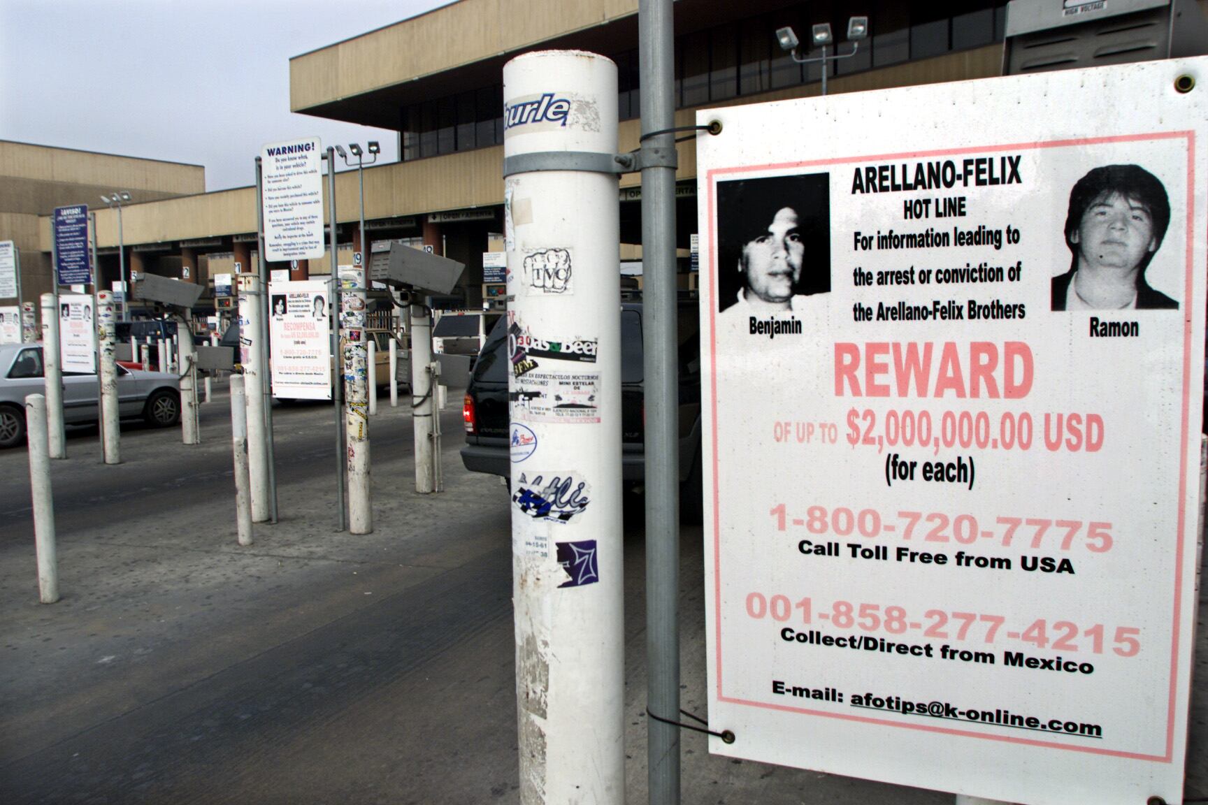 Poster de recompensa de Benjamín y Ramón Arellano, Tijuana, año 2000. Foto de Los Angeles Times via Getty Images