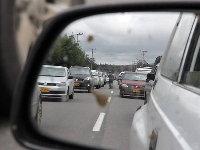 Cerca de 200 empleados de una empresa que se encarga de vigilar las estaciones de Transmilenio se tomaron la calle 26, a la altura de la estación de Normandía. Foto: Colprensa