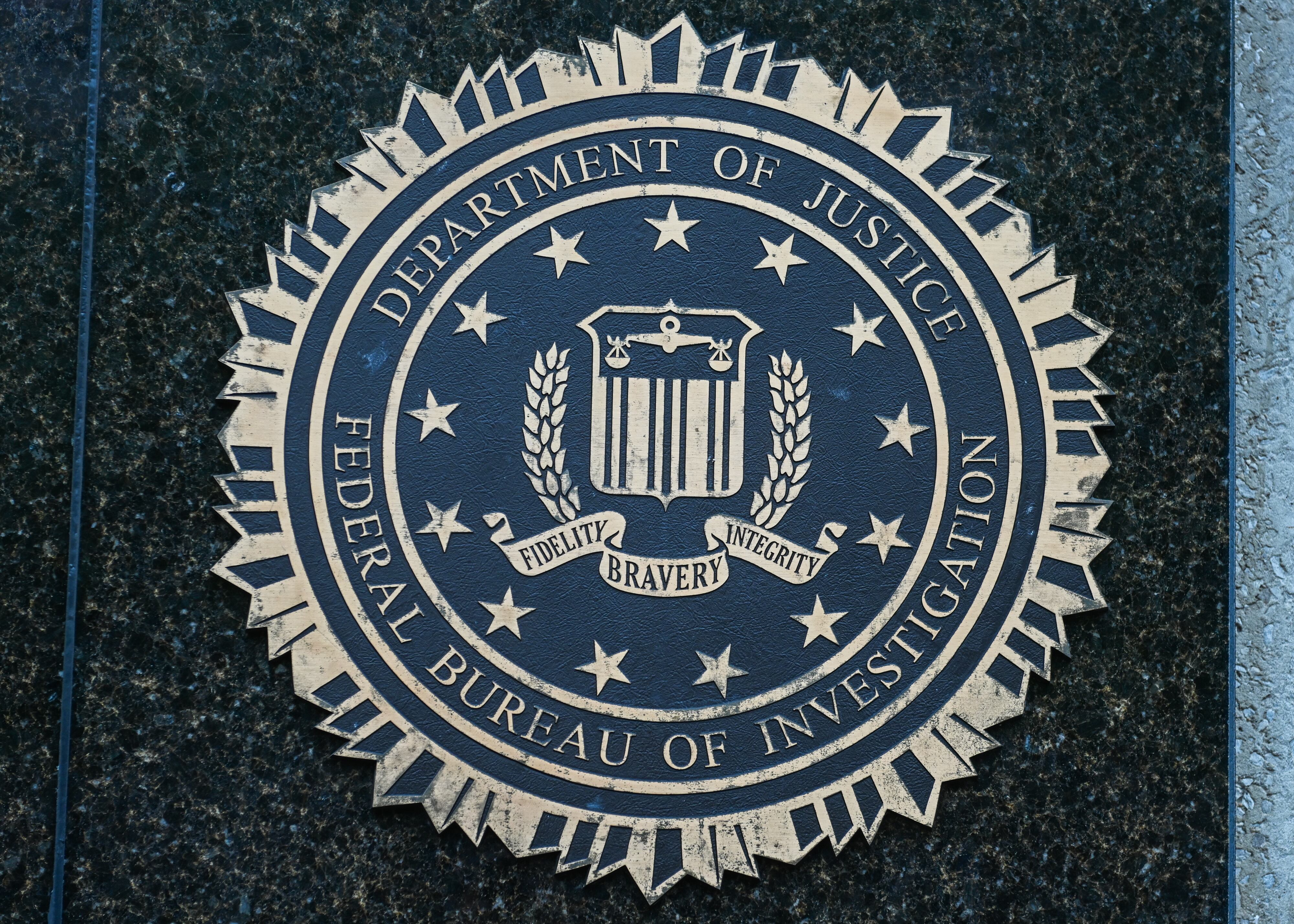 Logo de la Oficina Federal de Investigaciones (FBI) a la entrada de la sede en Washington D.C. Foto: STR/NurPhoto via Getty Images