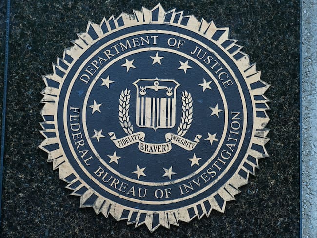 Logo de la Oficina Federal de Investigaciones (FBI) a la entrada de la sede en Washington D.C. Foto: STR/NurPhoto via Getty Images