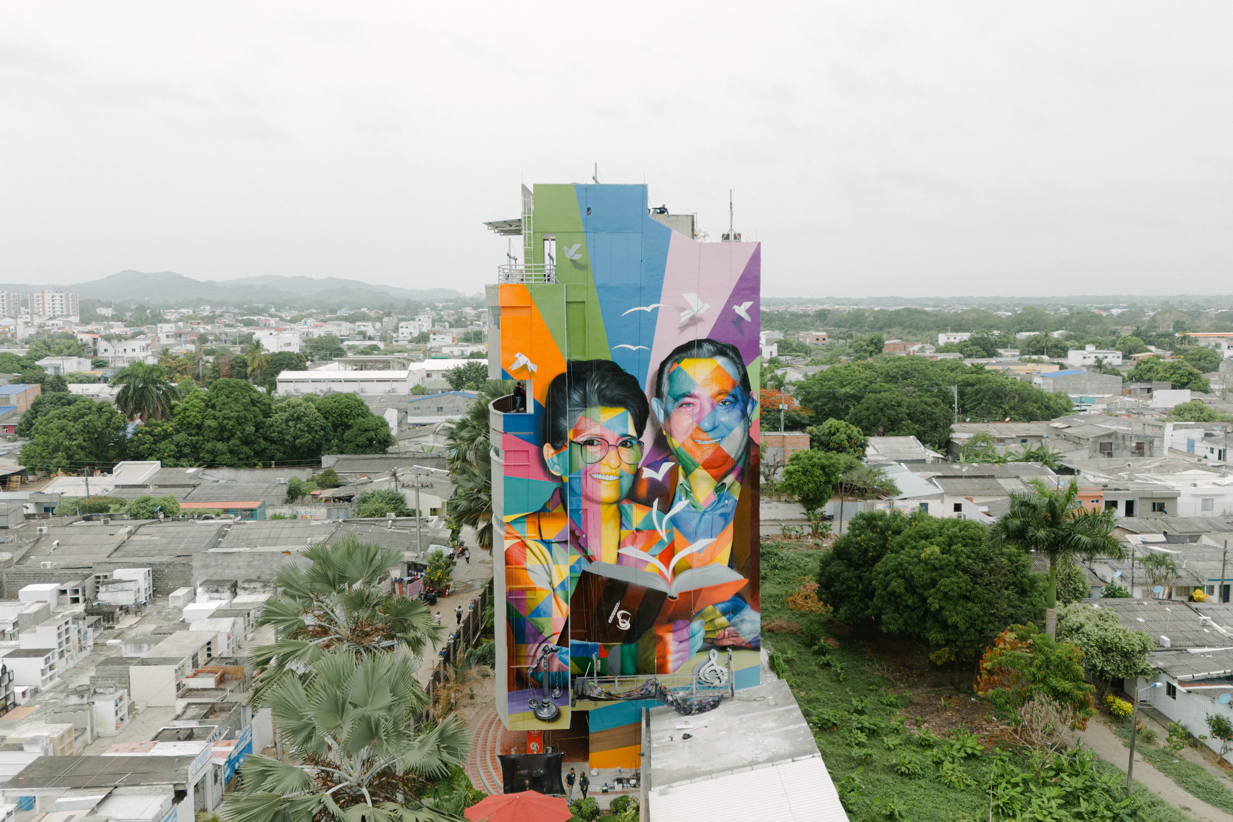 El reconocido muralista Eduardo Kobra inaugura su primera obra en Colombia. Foto: Unisinú.