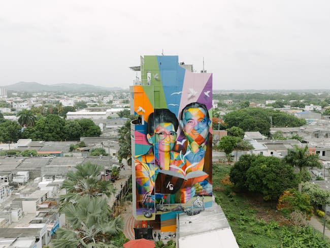El reconocido muralista Eduardo Kobra inaugura su primera obra en Colombia. Foto: Unisinú.