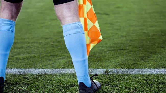 Árbitro orina en medio de un partido de futbol en Brasil. Foto: Getty Images