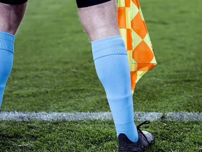 Árbitro orina en medio de un partido de futbol en Brasil. Foto: Getty Images