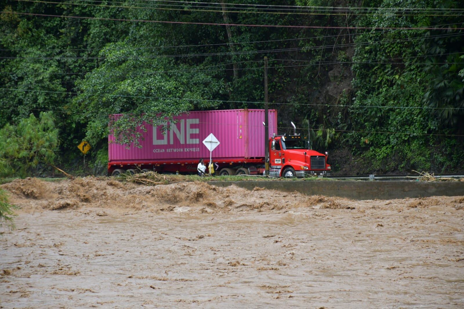 Emergencia invernal en la vía a Buenaventura. Foto: Colprensa.