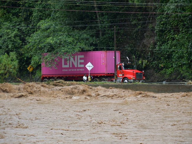 Emergencia invernal en la vía a Buenaventura. Foto: Colprensa.