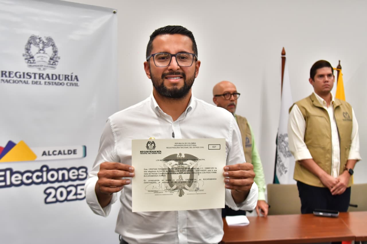 Cristian Portilla recibió la credencial como alcalde de Bucaramanga. Foto: Alcaldía de Bucaramanga.