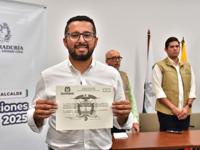 Cristian Portilla recibió la credencial como alcalde de Bucaramanga. Foto: Alcaldía de Bucaramanga.