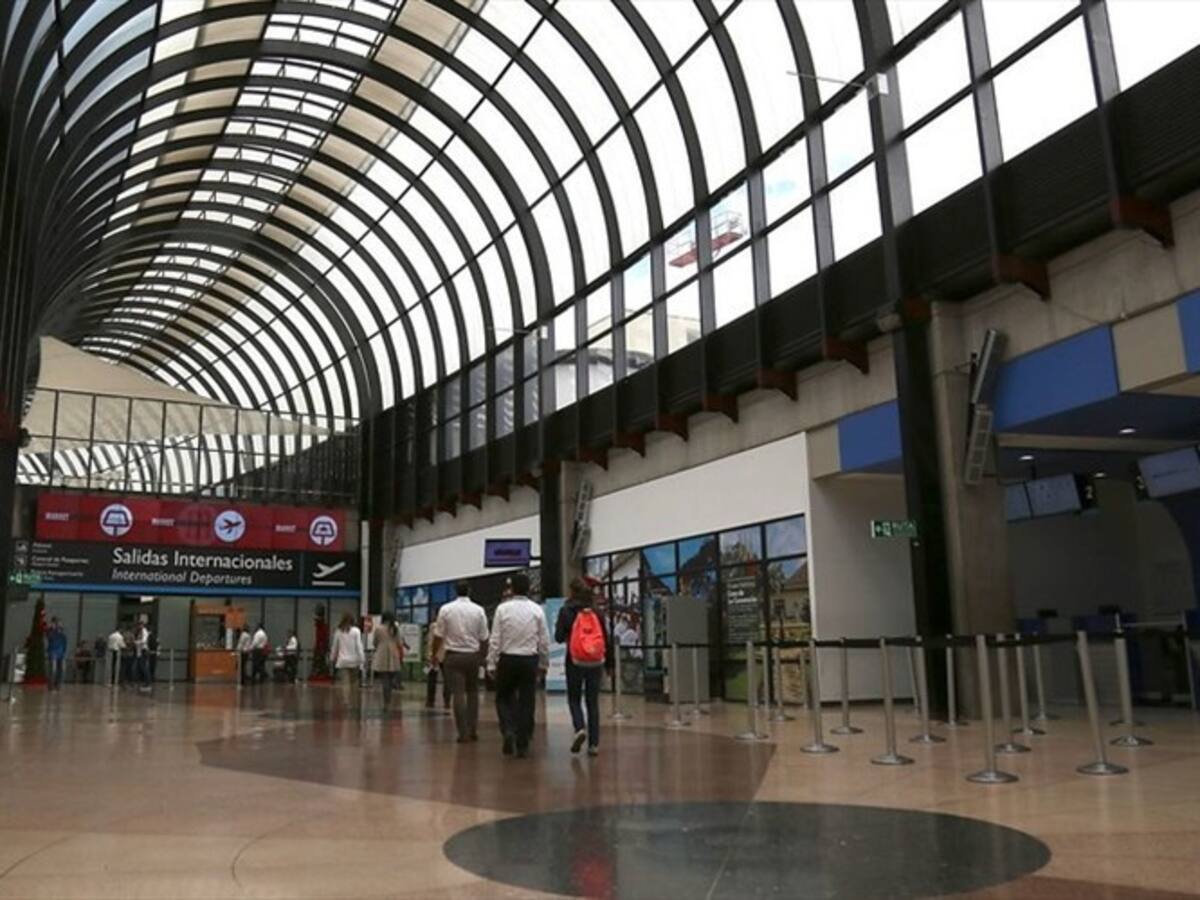 Cayeron dos relojes navideños con cocaína en el aeropuerto José María Córdova