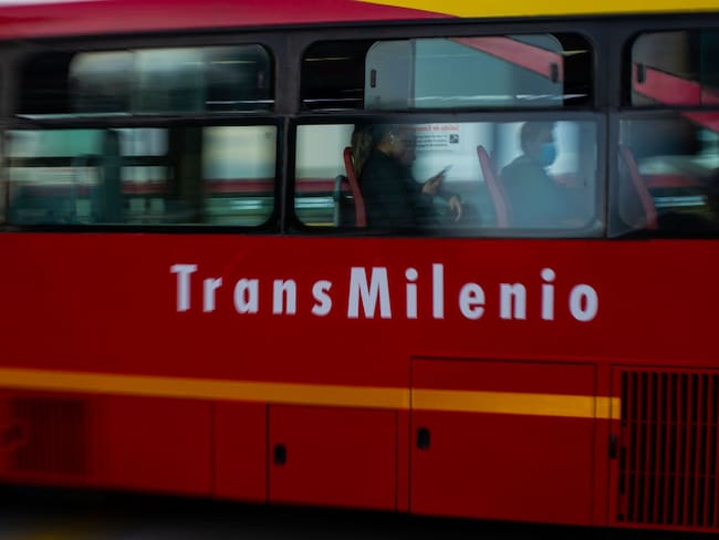 Imagen de referencia de TransMilenio. (Photo by Sebastian Barros/NurPhoto via Getty Images)