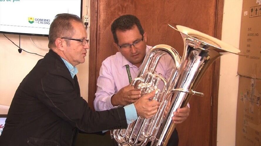 Un xilófono, 21 flautas, 33 clarinetes, 33 saxofones altos, 46 trompetas, 22 eufonios, 23 trombones y ocho tubas. Foto: Gobernación de Caldas | Fabio Hernando Arias, secretario de Educación y Carlos Acevedo, director de Bandas Musicales de Caldas