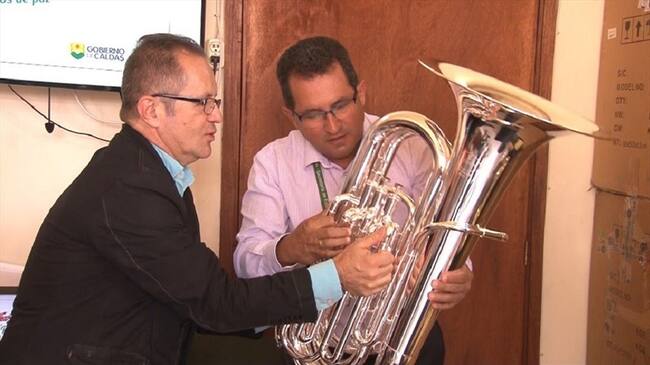 Un xilófono, 21 flautas, 33 clarinetes, 33 saxofones altos, 46 trompetas, 22 eufonios, 23 trombones y ocho tubas. Foto: Gobernación de Caldas | Fabio Hernando Arias, secretario de Educación y Carlos Acevedo, director de Bandas Musicales de Caldas