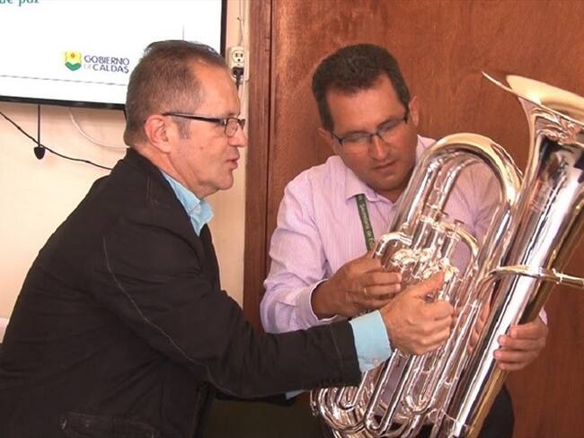 Un xilófono, 21 flautas, 33 clarinetes, 33 saxofones altos, 46 trompetas, 22 eufonios, 23 trombones y ocho tubas. Foto: Gobernación de Caldas | Fabio Hernando Arias, secretario de Educación y Carlos Acevedo, director de Bandas Musicales de Caldas