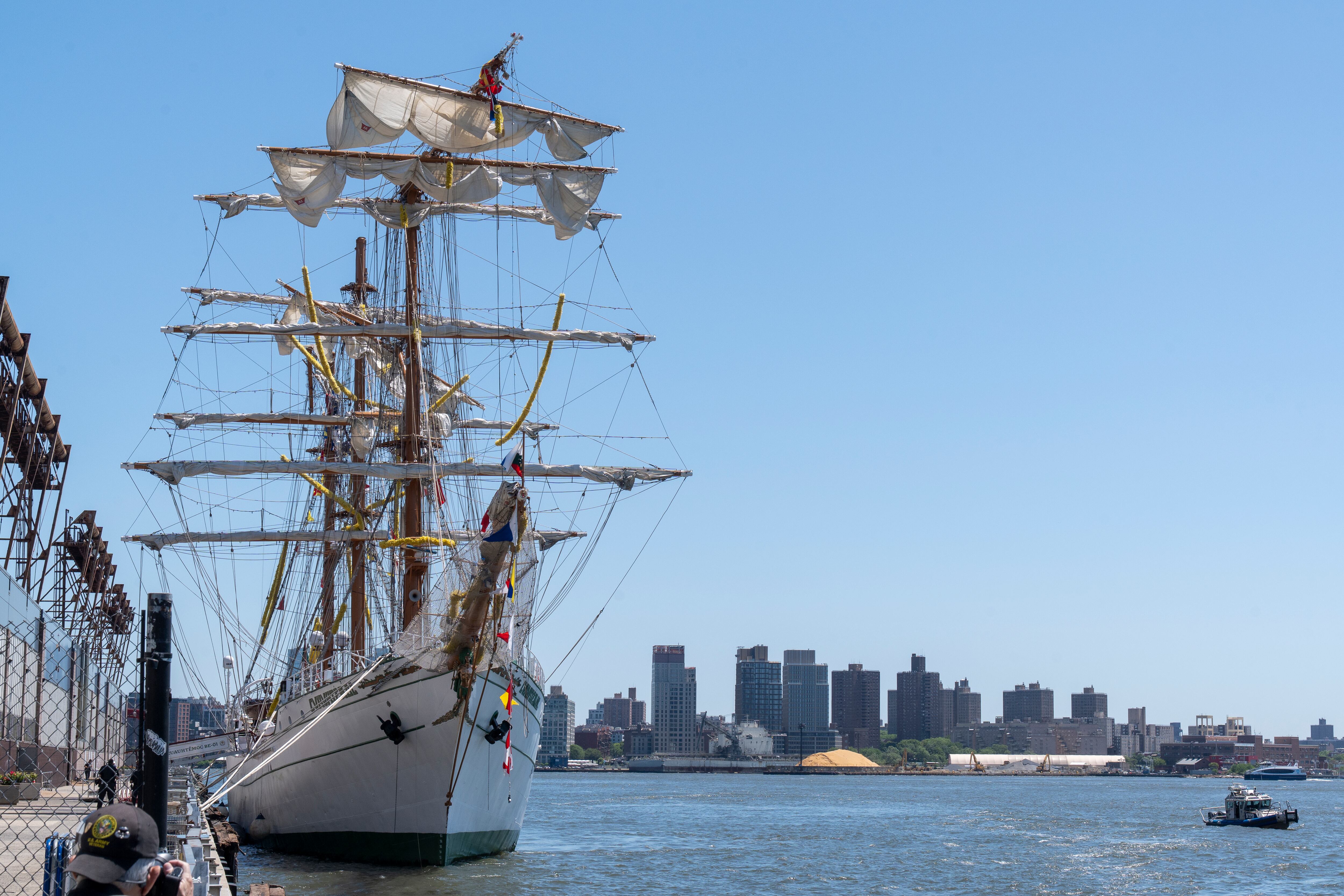 Buque escuela Cuauhtémoc estacionado en el puerto 36 en Nueva York, donde avanzan las investigaciones para esclarecer las causas del impacto. FOTO: EFE/ Ángel Colmenares