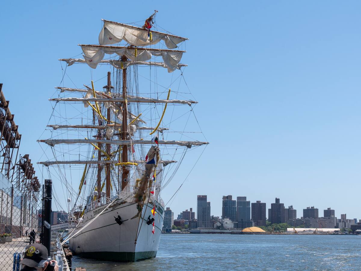 El buque mexicano Cuauhtémoc reanudó sus operaciones tras chocar con el puente de Brooklyn